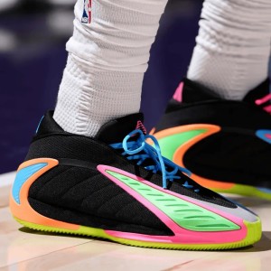 世界杯赛事直播平台安装-爱德华兹穿着彩色AE2，空砍36分2篮板5助攻1抢断